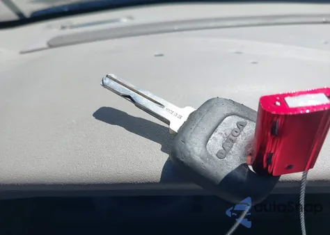 2002 Volvo V70 2.4 from USA, damaged, VIN YV1SW61R322232827